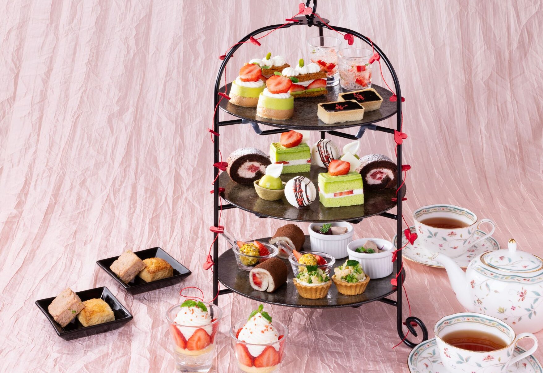 苺とピスタチオのバレンタインショコラアフタヌーンティー【2026.1.13(火)～2.28（土）】