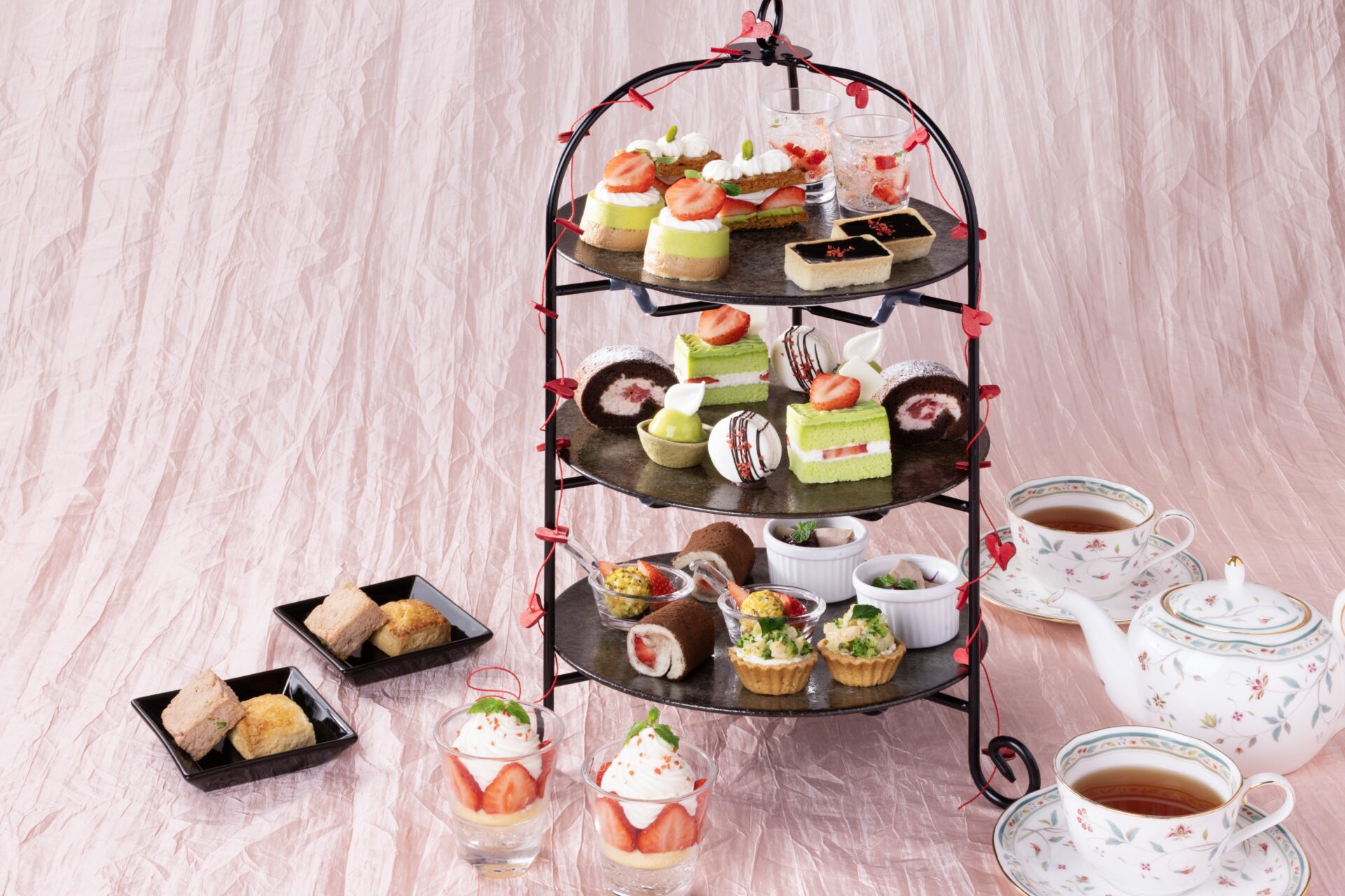 苺とピスタチオのバレンタインショコラアフタヌーンティー