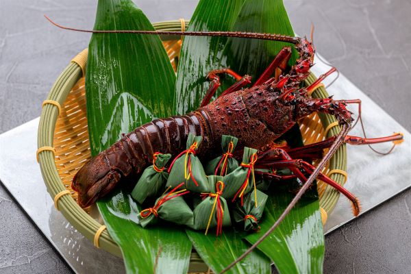 【単品メニュー】活伊勢海老の鉄板焼（具足汁付）